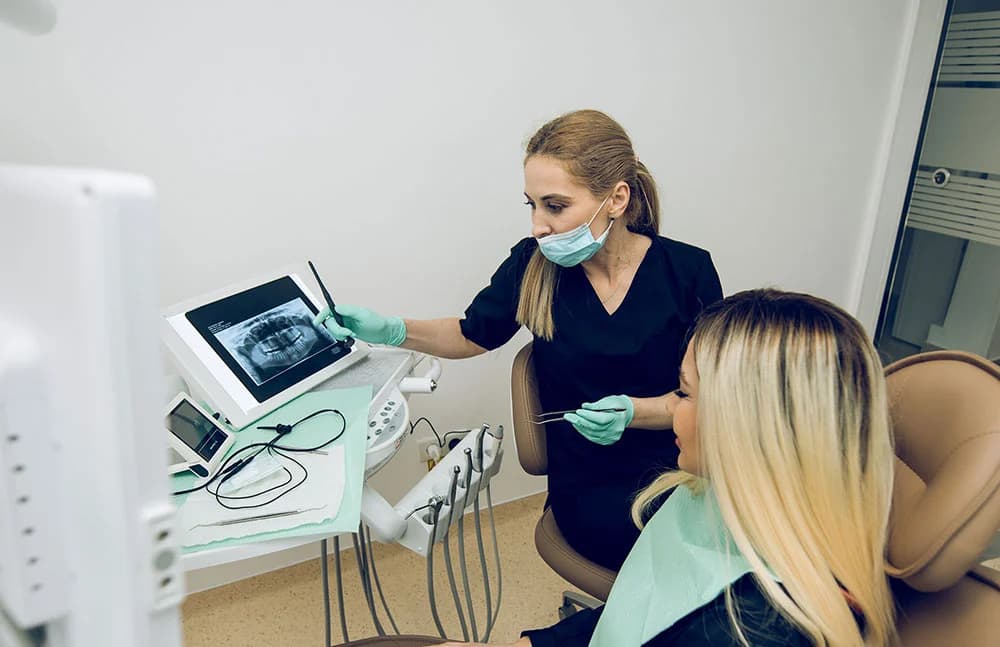 Echipa Rose Dental Expert discută plan protetic implant sau punte cu pacientul