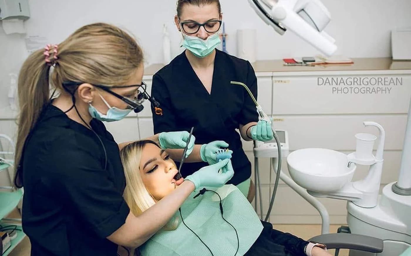 Tratament stomatologic de precizie în cabinet Rose Dental Expert Suceava
